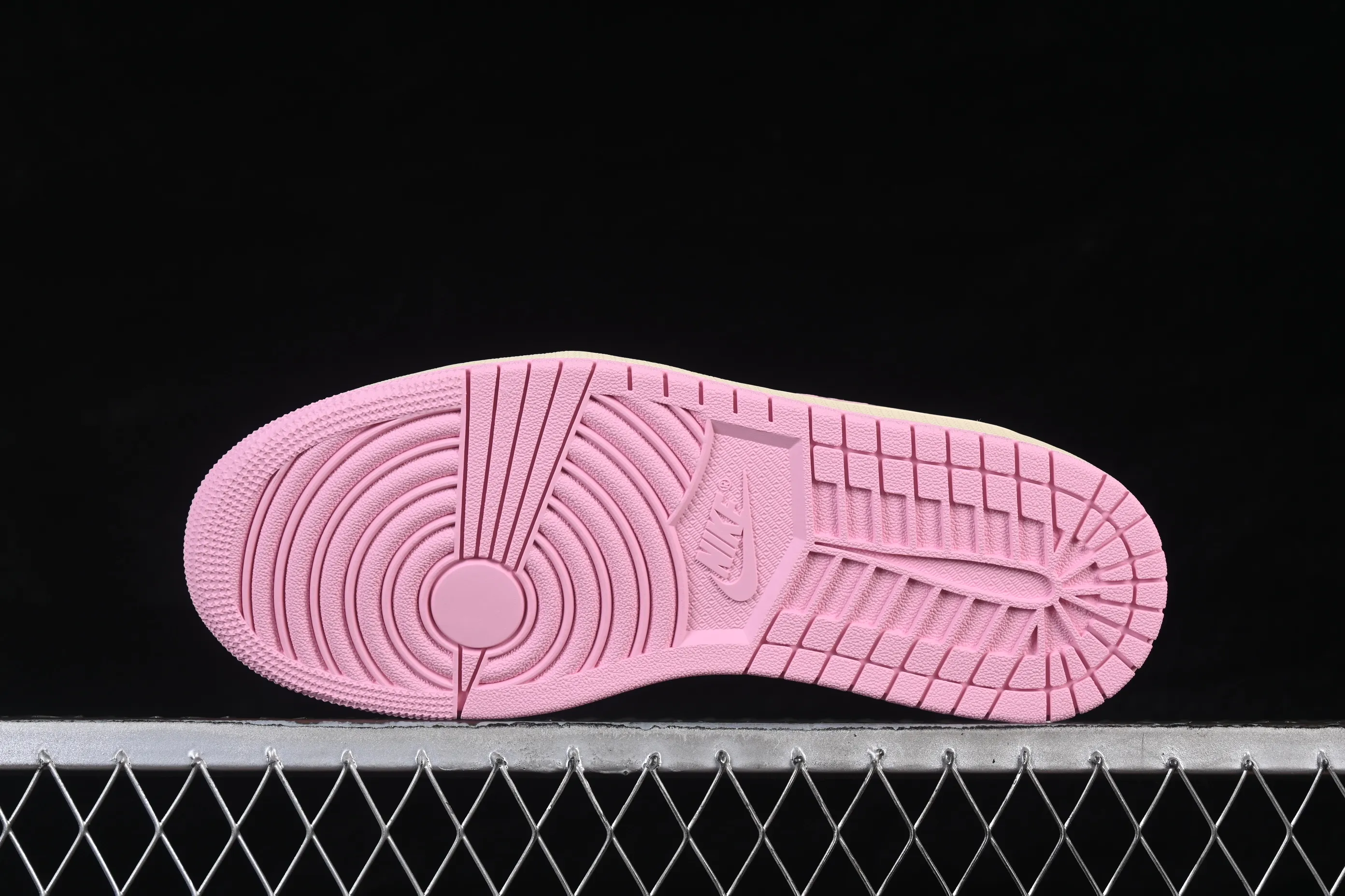 All categories Air Jordan Jordan series basketball shoes Air Jordan 1 Low OG version Travis Scott x Air Jordan 1 Low OG AJ1 Joe 1 undercut low IQ7604-100